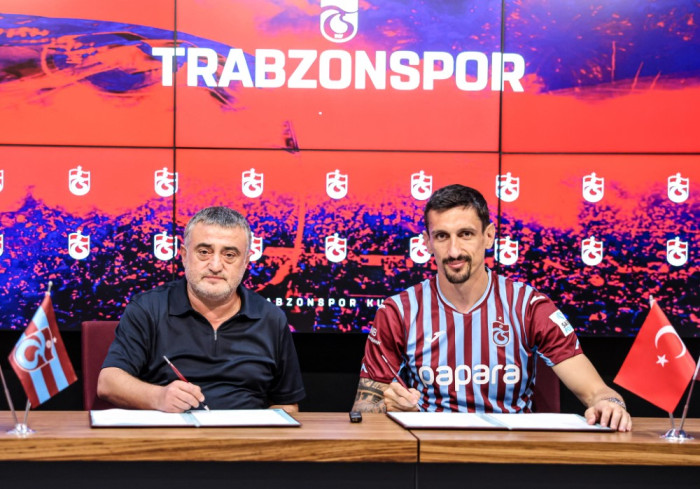 Trabzonspor, yeni transferi Stefan Savic için imza töreni düzenlendi