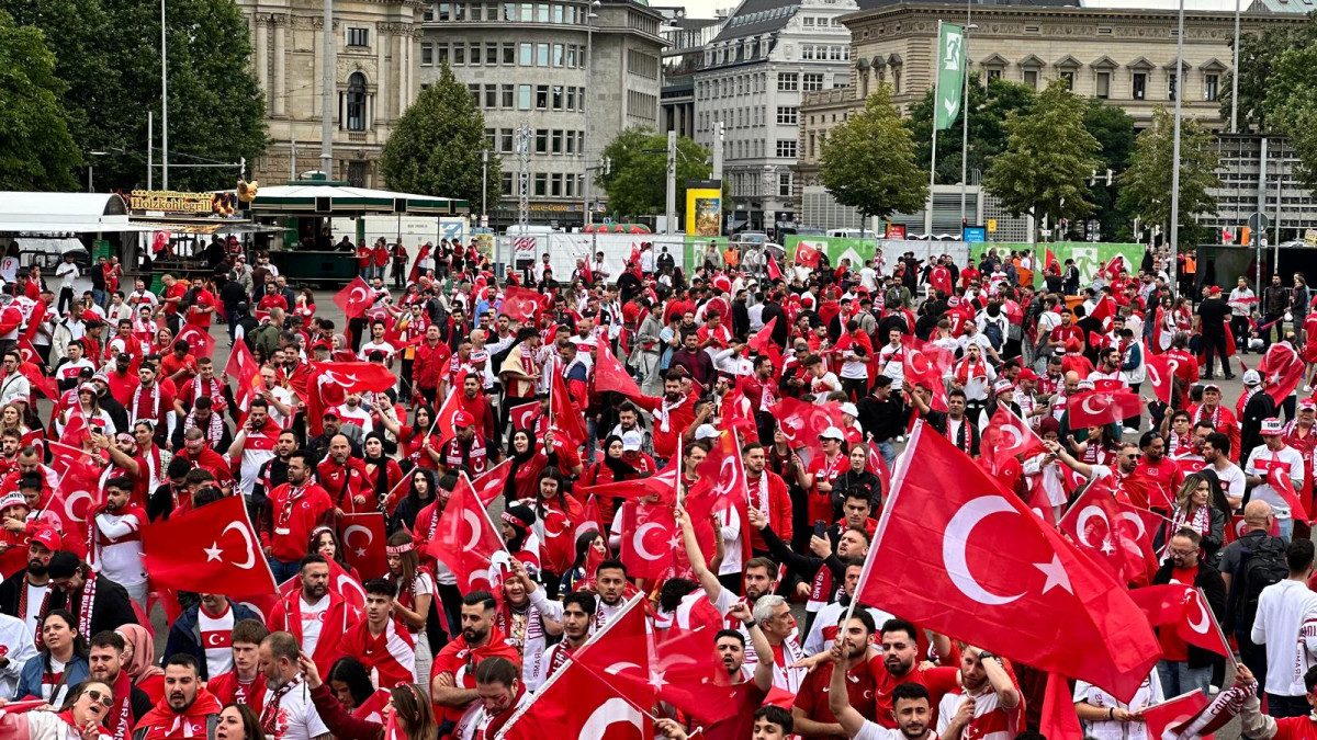 Türkiye A Millî  takımıza Leipzig'de Taraftar Yürüyüşü desteği