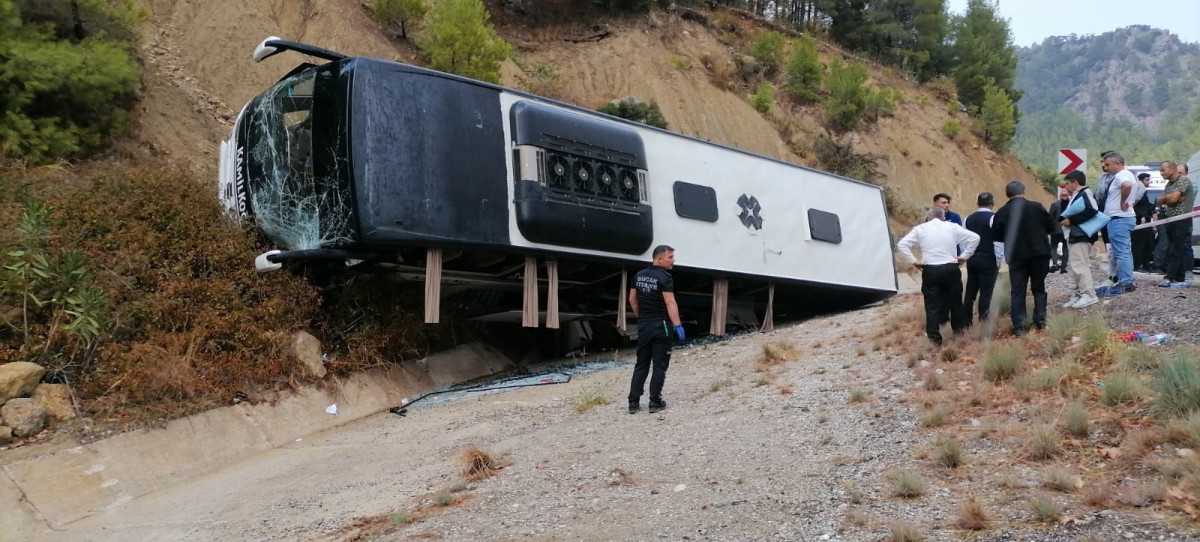 Yolcu otobüsü şarampole devrildi: 5 yaralı