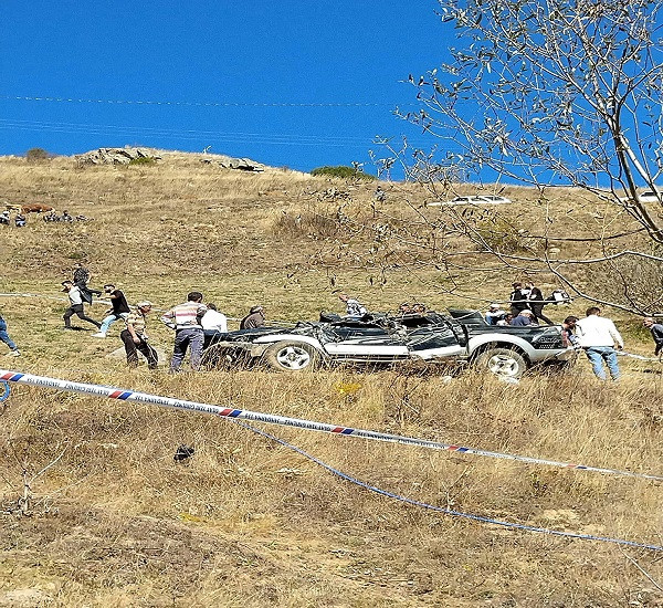 Yoldan çıkan kamyonet, 70 metreden yuvarlandı: 2 ölü