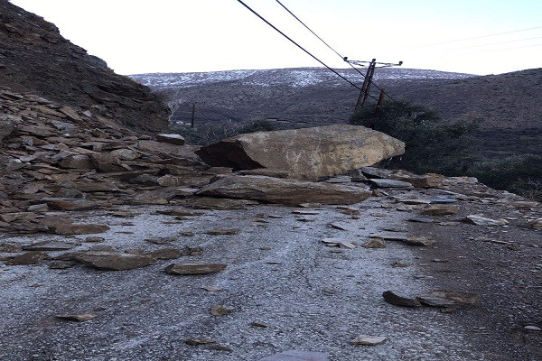 Yusufeli'nde yol kapandı; Borçka'daki heyelan anı da kamerada